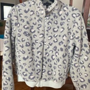 Beyond Yoga Sherpa fleece bomber jacket grey animal print size medium.